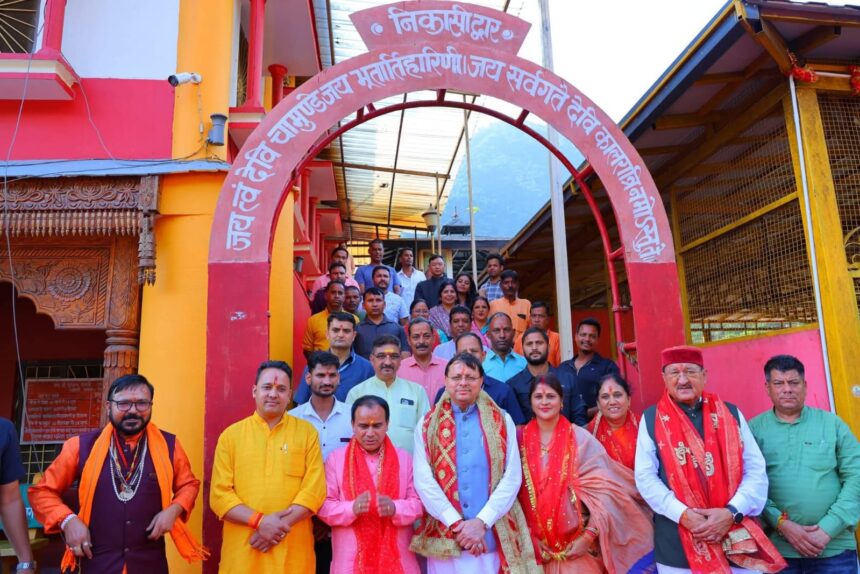 माँ धारी देवी मंदिर, श्रीनगर में पूजा-अर्चना करते श्रद्धालु