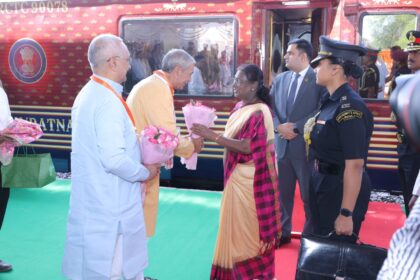 राष्ट्रपति द्रौपदी मुर्मु पुष्पगुच्छ ग्रहण करती हुईं