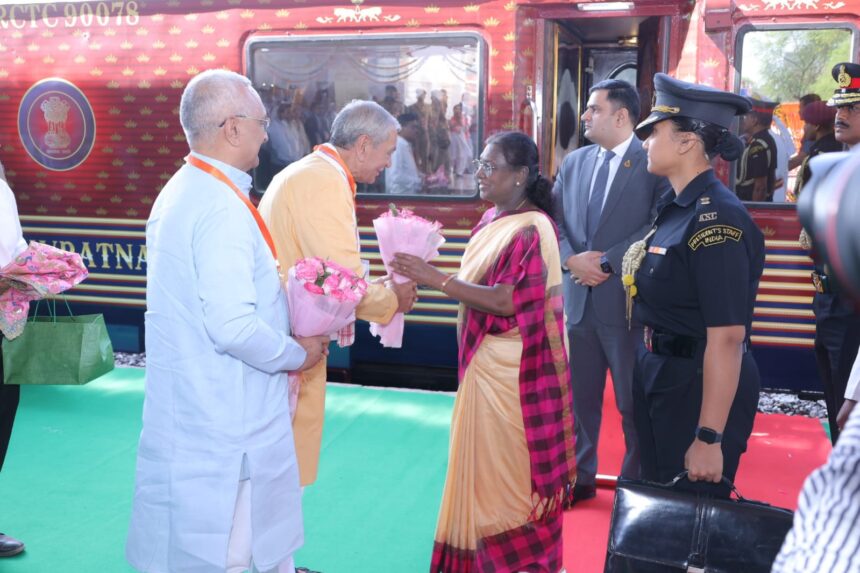 राष्ट्रपति द्रौपदी मुर्मु पुष्पगुच्छ ग्रहण करती हुईं