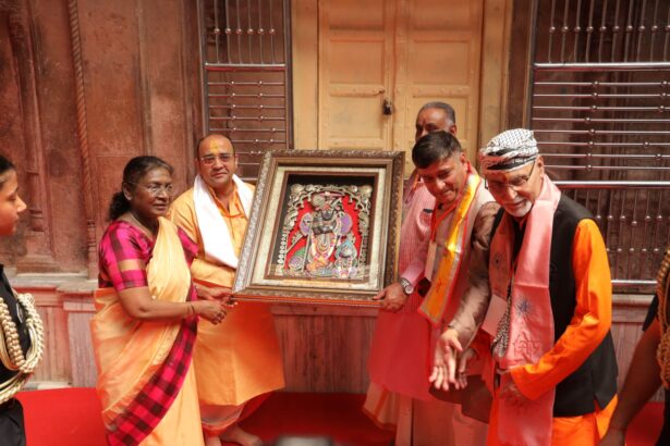 महामहिम राष्ट्रपति द्रौपदी मुर्मु ठाकुर बांके बिहारी मंदिर में दर्शन करते हुए