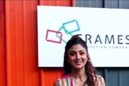 बैकलेस चोली और मल्टीकलर लहंगे में ग्लैमरस स्टाइल