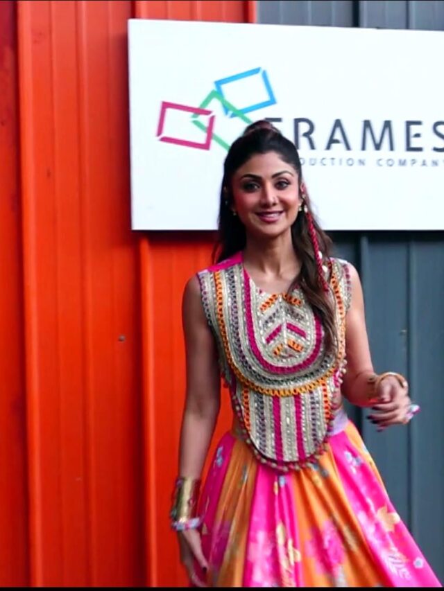 सुपर डांसर के सेट पर पहुंची शिल्पा सेट्टी
 Multi Colour Stylish Lehenga में जीता दिल