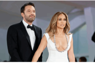 Jennifer Lopez अपने पूर्व पति Ben Affleck के बेटे Samuel और बेटी Emme के साथ Beverly Hills में शॉपिंग करते हुए।