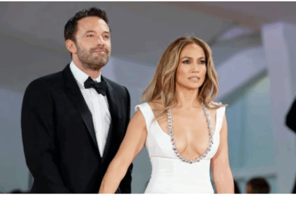 Jennifer Lopez अपने पूर्व पति Ben Affleck के बेटे Samuel और बेटी Emme के साथ Beverly Hills में शॉपिंग करते हुए।