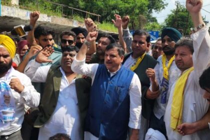 ChatGPT said: AAP सांसद संजय सिंह श्रीनगर के डोडा में नजरबंद, पुलिस पहरे में सरकारी गेस्ट हाउस के बाहर खड़े सुरक्षाकर्मी।