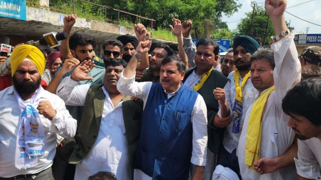 ChatGPT said: AAP सांसद संजय सिंह श्रीनगर के डोडा में नजरबंद, पुलिस पहरे में सरकारी गेस्ट हाउस के बाहर खड़े सुरक्षाकर्मी।