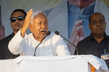 सीएम नीतीश कुमार बिहार चुनाव 2025 में जनसभा को संबोधित करते हुए, महागठबंधन पर हमला बोलते हुए