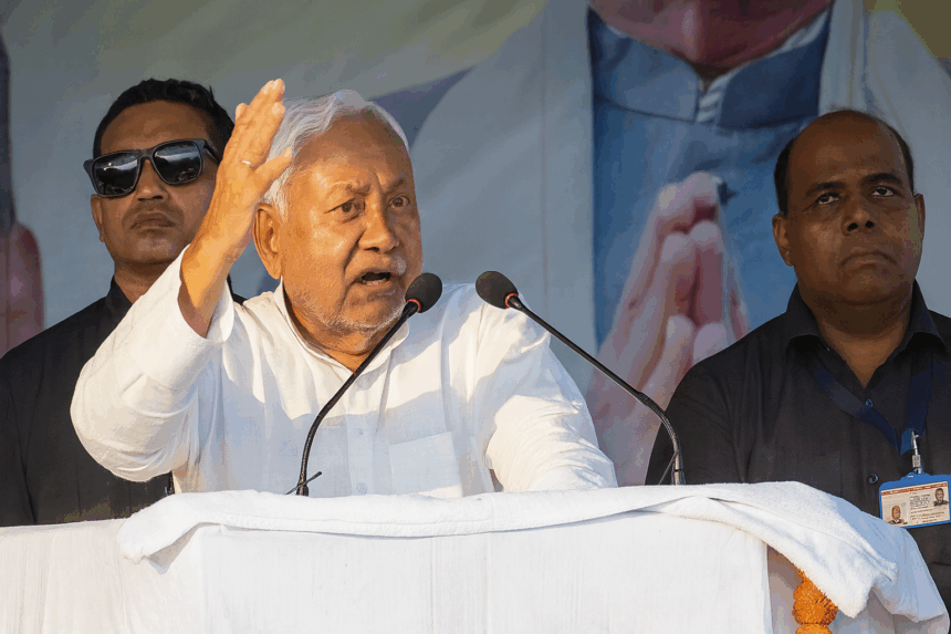 सीएम नीतीश कुमार बिहार चुनाव 2025 में जनसभा को संबोधित करते हुए, महागठबंधन पर हमला बोलते हुए