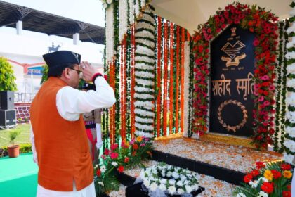 मुख्यमंत्री पुष्कर सिंह धामी देहरादून पुलिस लाइन में शहीद पुलिस कर्मियों को श्रद्धांजलि देते हुए