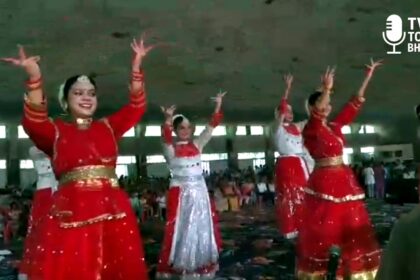 Crowd gathered at Prem Nagar Ashram in Haridwar during the BJP’s Deepotsav and Bhajan Sandhya event, with glowing diyas, cultural performances, and devotional atmosphere ahead of Diwali.