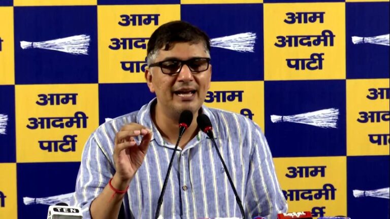 सौरभ भारद्वाज और संजीव झा यमुना नदी सफाई विवाद पर प्रेस कॉन्फ्रेंस में बोलते हुए