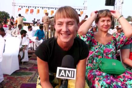 रयू घाट पर दीपोत्सव के दौरान लाखों जलते हुए दीपों की रौशनी