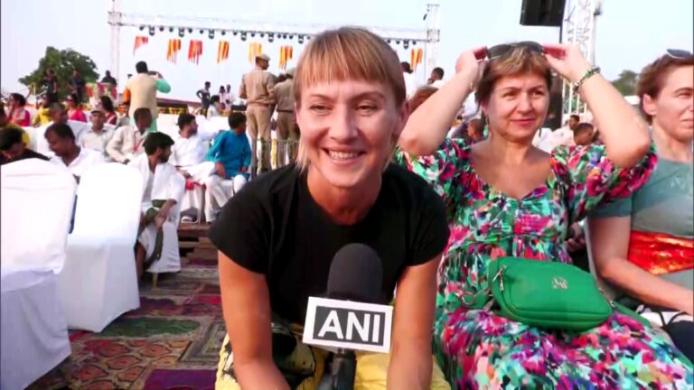 रयू घाट पर दीपोत्सव के दौरान लाखों जलते हुए दीपों की रौशनी