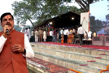 मुख्यमंत्री मोहन यादव दीप जलाते हुए – चित्रकूट घाट दीपोत्सव 2025