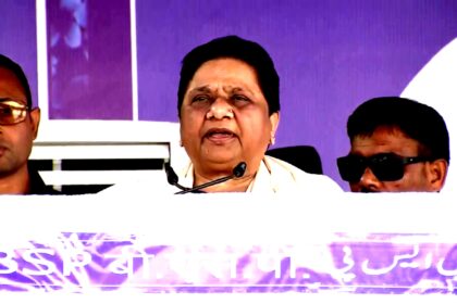 मायावती लखनऊ रैली में जनता को संबोधित करती हुईं, BSP समर्थकों की भारी भीड़ के बीच अपनी राजनीतिक ताकत दिखाती हुईं।