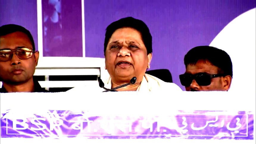 मायावती लखनऊ रैली में जनता को संबोधित करती हुईं, BSP समर्थकों की भारी भीड़ के बीच अपनी राजनीतिक ताकत दिखाती हुईं।