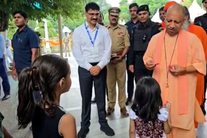 गोरखनाथ मंदिर में मुख्यमंत्री योगी आदित्यनाथ बच्चों को चॉकलेट देते हुए। मंदिर परिसर में खुश और मासूम बच्चे चॉकलेट पाकर मुस्कुराते हुए