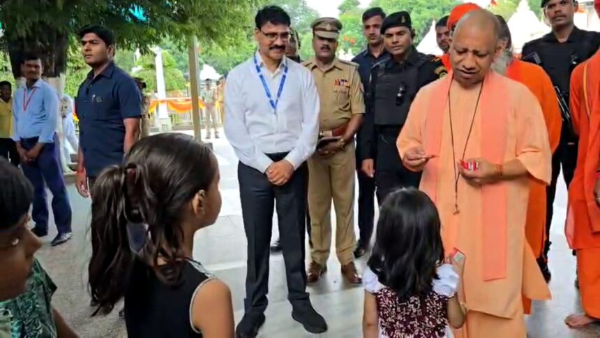 गोरखनाथ मंदिर में मुख्यमंत्री योगी आदित्यनाथ बच्चों को चॉकलेट देते हुए। मंदिर परिसर में खुश और मासूम बच्चे चॉकलेट पाकर मुस्कुराते हुए