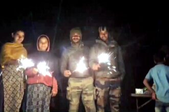 भारतीय सेना के जवान जम्मू-कश्मीर के कठुआ जिले के बनी सेक्टर में दीपावली मनाते हुए — सैनिक चौकी दीपों से जगमग, जवान एक-दूसरे को मिठाई खिलाते और देशभक्ति के नारे लगाते हुए।