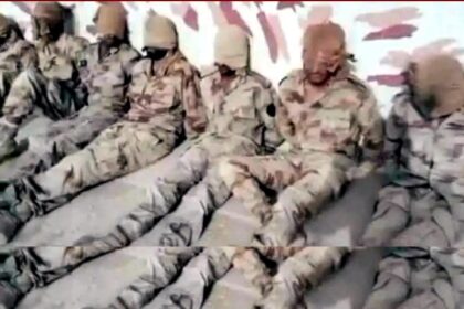 अफगान सेना पाकिस्तानी सैनिकों को बंधक बनाती हुई, डूरंड रेखा के पास सीमा पर अभियान