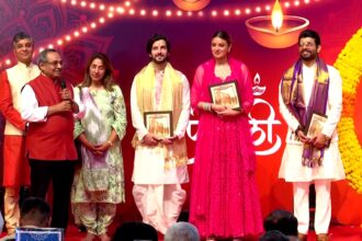 मुंबई में एनएसई मुख्यालय में लक्ष्मी पूजन के दौरान मुहूर्त ट्रेडिंग की शुरुआत करते एनएसई के एमडी आशीष कुमार चौहान