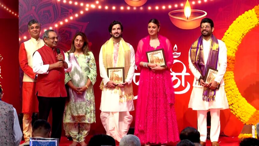 मुंबई में एनएसई मुख्यालय में लक्ष्मी पूजन के दौरान मुहूर्त ट्रेडिंग की शुरुआत करते एनएसई के एमडी आशीष कुमार चौहान