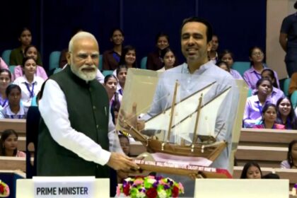 RLD Chief Jayant Chaudhary presenting a special gift to Prime Minister Narendra Modi at Skill Convocation 2025