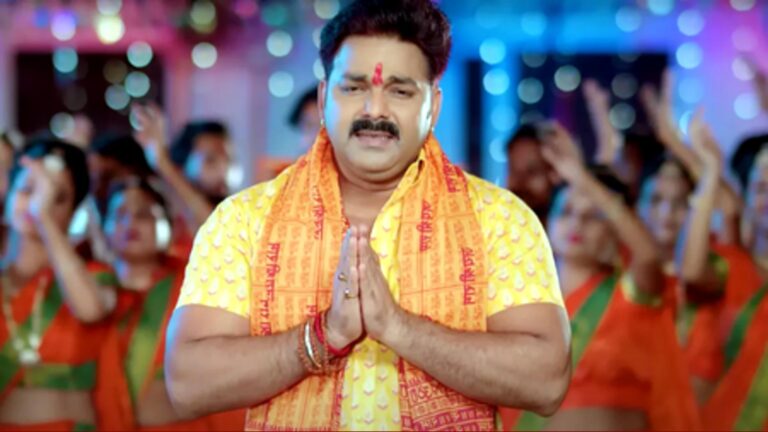 पवन सिंह मीडिया से बातचीत करते हुए, उनके दोस्त का समर्थन मिलता दिख रहा है।