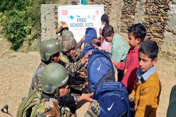 भारतीय सेना के जवान जम्मू-कश्मीर के कठुआ जिले के घाट गांव में बच्चों को स्कूल बैग और स्टेशनरी सामग्री वितरित करते हुए — ‘ऑपरेशन सद्भावना’ के तहत शिक्षा और मानवता की मिसाल।