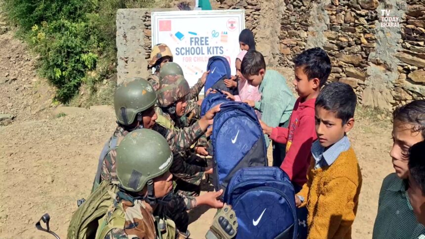 भारतीय सेना के जवान जम्मू-कश्मीर के कठुआ जिले के घाट गांव में बच्चों को स्कूल बैग और स्टेशनरी सामग्री वितरित करते हुए — ‘ऑपरेशन सद्भावना’ के तहत शिक्षा और मानवता की मिसाल।