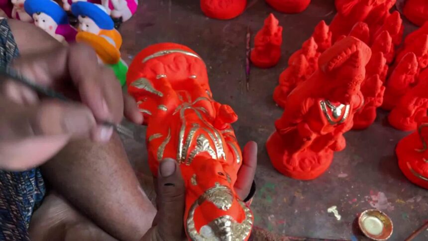 अयोध्या के कुम्हार दिवाली से पहले भगवान हनुमान की रंग-बिरंगी मिट्टी की मूर्तियाँ बना रहे हैं