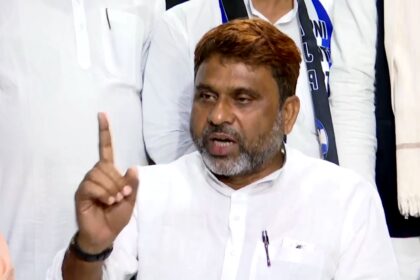 Akhtarul Iman, the “Lion of Seemanchal,” addressing supporters during Bihar Assembly Election 2025 campaign — AIMIM leader challenging RJD and Congress strongholds.