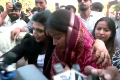 Bhojpuri actor Pawan Singh’s wife Jyoti Singh discussing political strategy