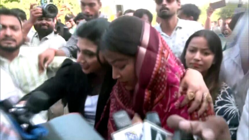 Bhojpuri actor Pawan Singh’s wife Jyoti Singh discussing political strategy