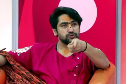 Dhirendra Shastri speaking about truth and spirituality, emphasizing 'We are worshippers of truth, not of any person', with a focus on PM Modi and Indian politics, at Bageshwar Dham