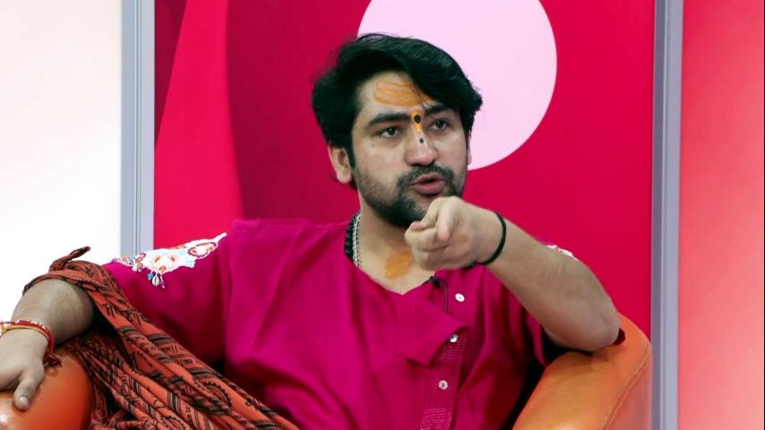 Dhirendra Shastri speaking about truth and spirituality, emphasizing 'We are worshippers of truth, not of any person', with a focus on PM Modi and Indian politics, at Bageshwar Dham