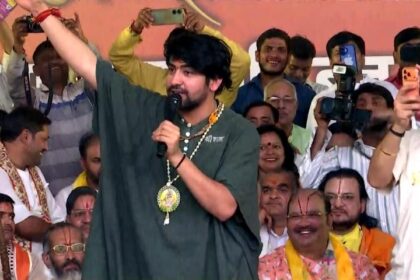 धीरेंद्र शास्त्री बागेश्वर धाम में अक्षत महोत्सव के दौरान भाषण देते हुए