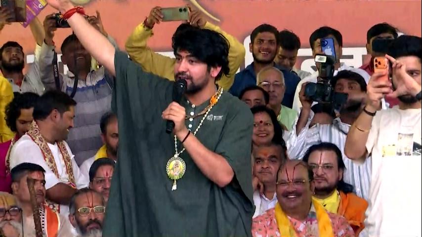 धीरेंद्र शास्त्री बागेश्वर धाम में अक्षत महोत्सव के दौरान भाषण देते हुए