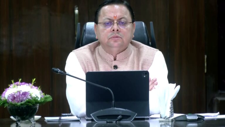 उत्तराखंड के मुख्यमंत्री पुष्कर सिंह धामी ने देहरादून में सीएम हेल्पलाइन 1905 की समीक्षा बैठक में भाग लिया।