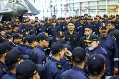 प्रधानमंत्री नरेंद्र मोदी INS विक्रांत पर नौसेना जवानों के साथ दिवाली मनाते हुए।