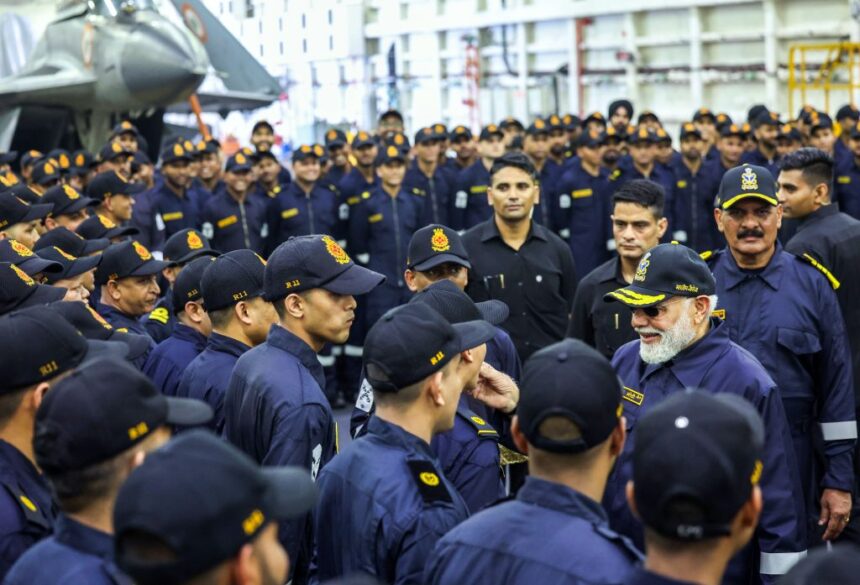 प्रधानमंत्री नरेंद्र मोदी INS विक्रांत पर नौसेना जवानों के साथ दिवाली मनाते हुए।