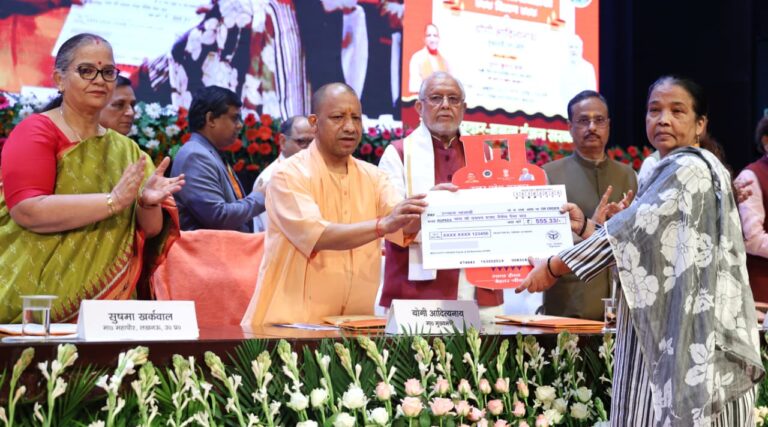 मुख्यमंत्री योगी आदित्यनाथ द्वारा जनता को गैस सिलेंडर रिफिल वितरित करते हुए