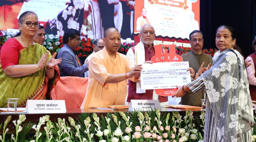 मुख्यमंत्री योगी आदित्यनाथ द्वारा जनता को गैस सिलेंडर रिफिल वितरित करते हुए