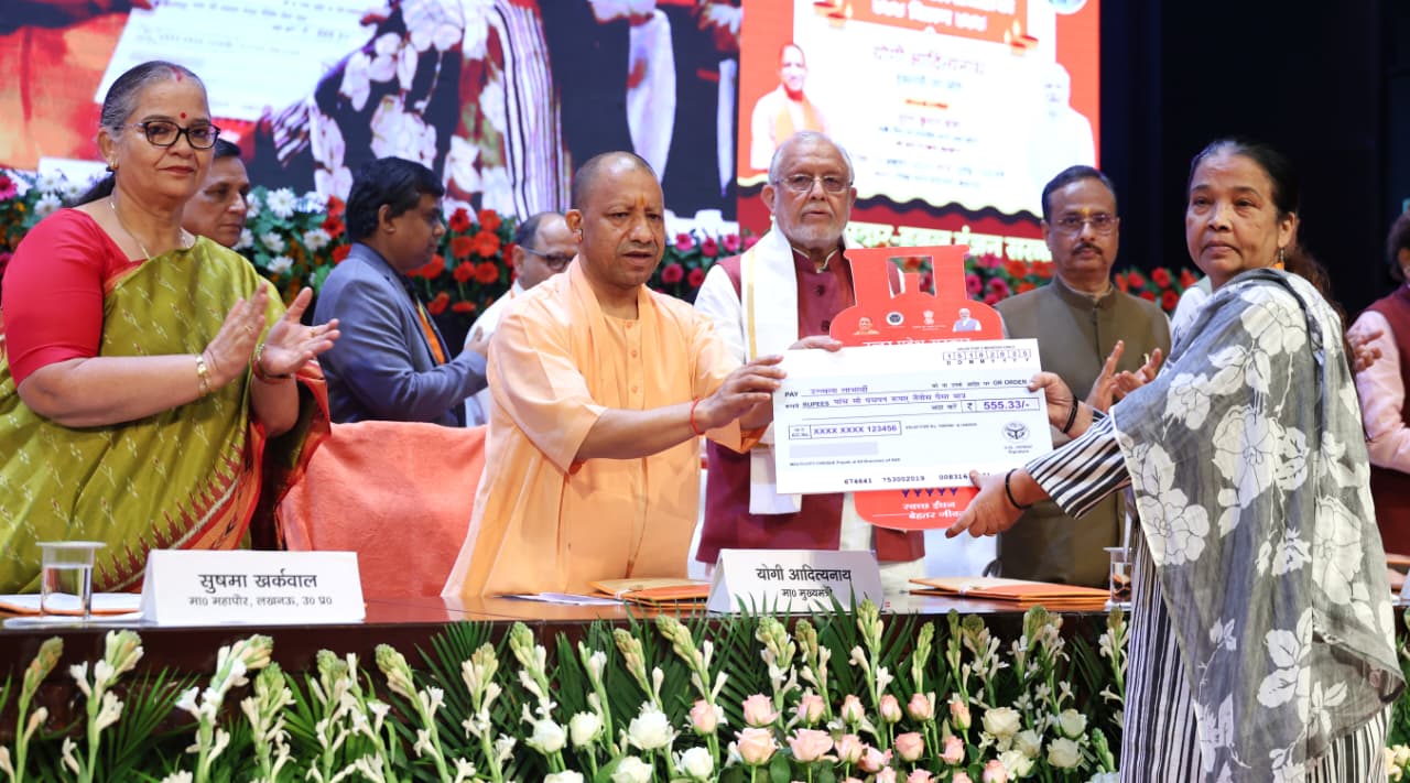 मुख्यमंत्री योगी आदित्यनाथ द्वारा जनता को गैस सिलेंडर रिफिल वितरित करते हुए