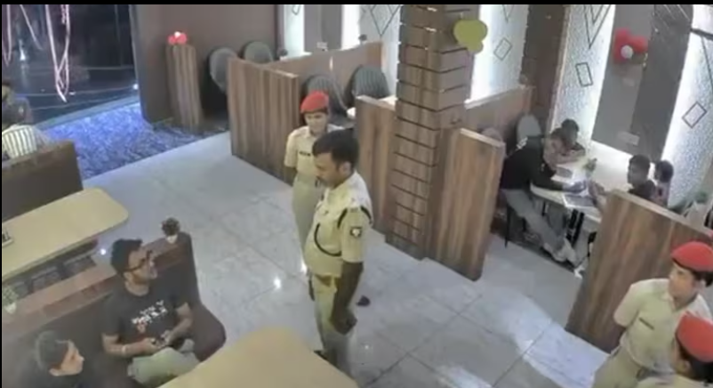 बिहार बारसोई रेस्तरां में पुलिस जांच विवाद का वायरल वीडियो