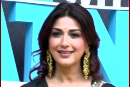 Sonali Bendre in elegant silk dress on the set of Pati Patni Aur Panga, Mumbai shooting location