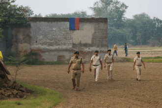 फरीदाबाद पुलिस ने महिला डॉक्टर की स्विफ्ट डिज़ायर कार से AK-47 राइफल और भारी मात्रा में अमोनियम नाइट्रेट बरामद किया, आतंकी मॉड्यूल के आठ आरोपी गिरफ्तार।