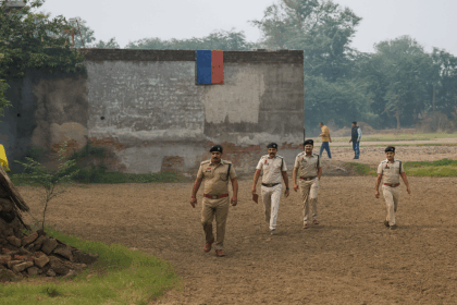 फरीदाबाद पुलिस ने महिला डॉक्टर की स्विफ्ट डिज़ायर कार से AK-47 राइफल और भारी मात्रा में अमोनियम नाइट्रेट बरामद किया, आतंकी मॉड्यूल के आठ आरोपी गिरफ्तार।