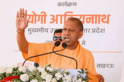 प्रयागराज की बिजली सखी योजना से जुड़ी महिलाएं, जो योगी सरकार की पहल के तहत ग्रामीण क्षेत्रों में मीटर रीडिंग, बिल वितरण और वसूली कर आत्मनिर्भर बनीं।