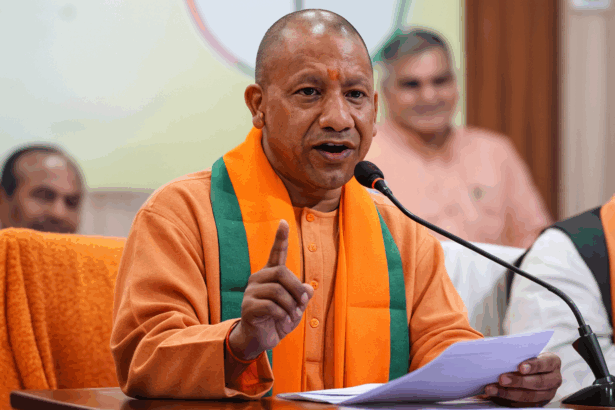 सीएम योगी आदित्यनाथ संभल में विकास कार्यों को लेकर संबोधित करते हुए।